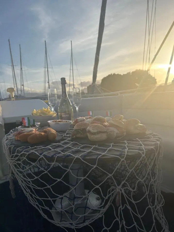 Отель Giorgia House Boat Палермо Ботель